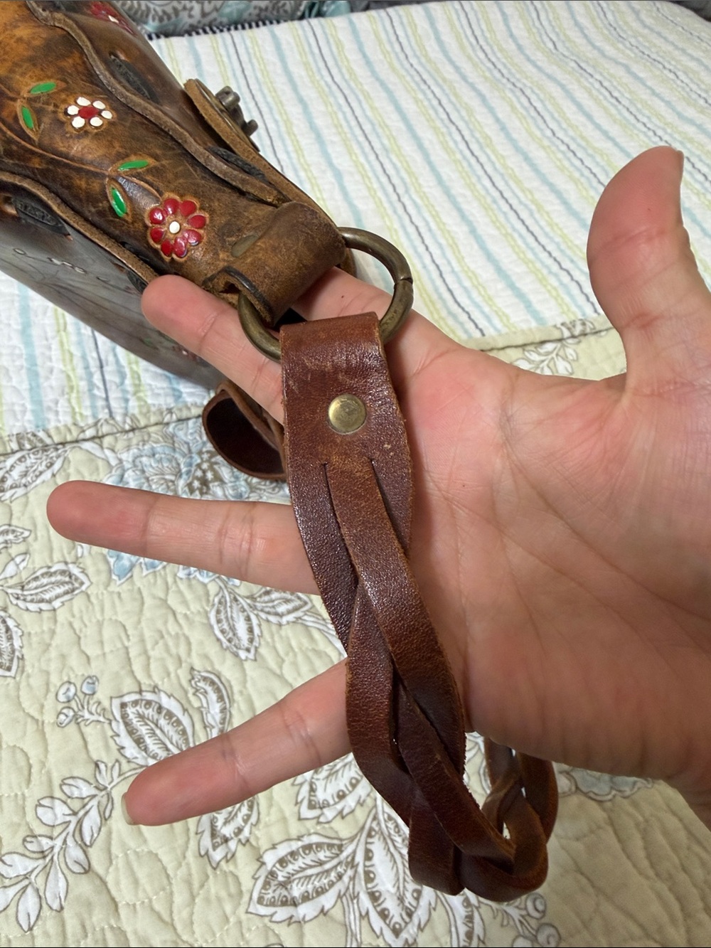 Vintage 70s leather Hand-Tooled Floral Crossbody bag by Canale - Picture 14 of 16